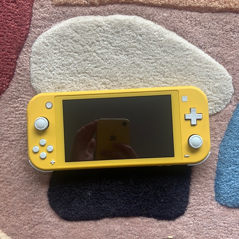 Excellent used condition, w/ memory card & charger Yellow Nintendo switch lite